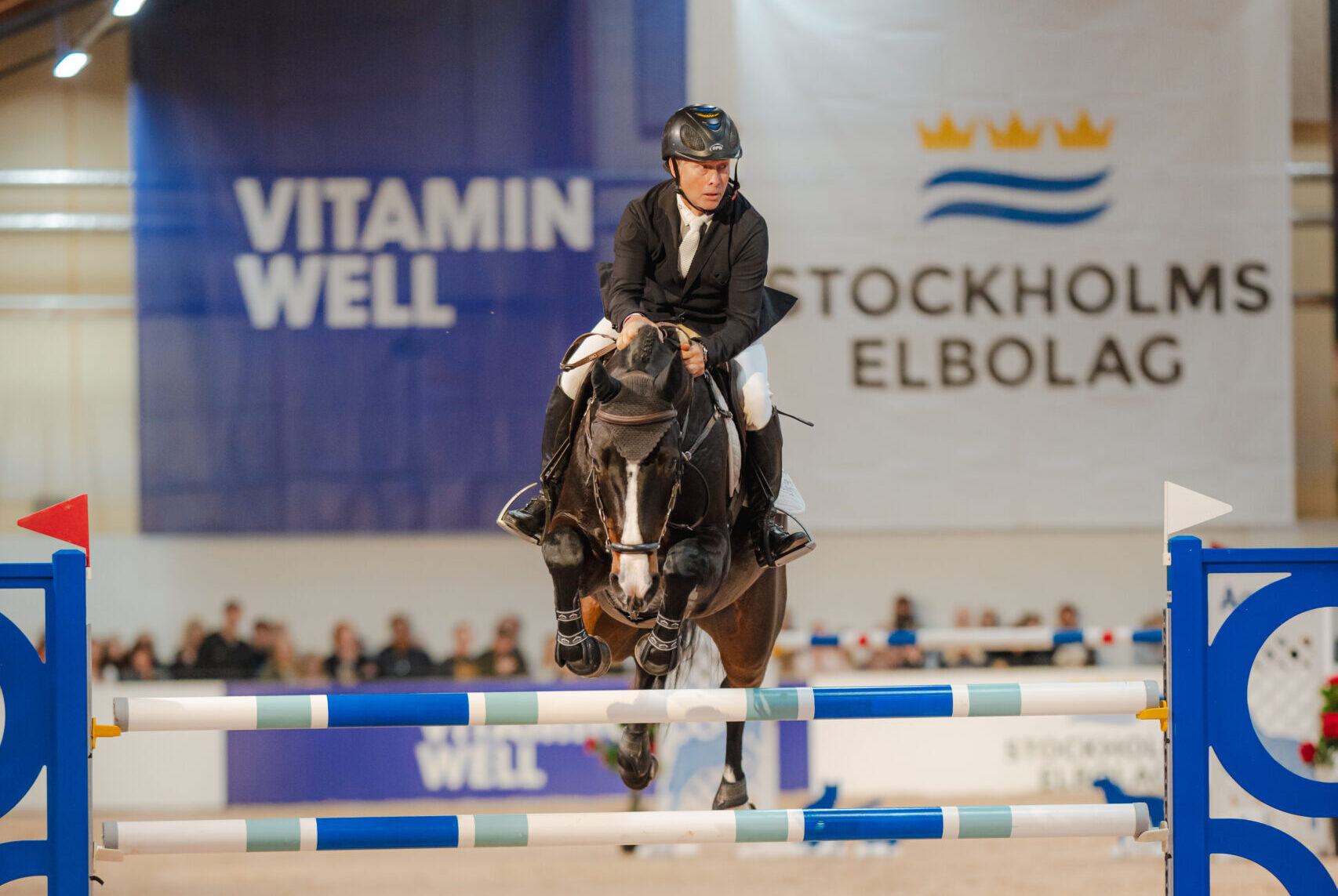 Bild på Rolf Göran Bengtsson från förra årets upplaga av Jönköping Horse Show, med Stockholms Elbolag som bakgrund.